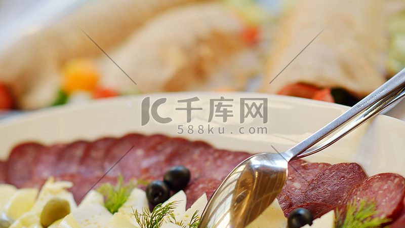 零食批发：小店与超市的差异化选择